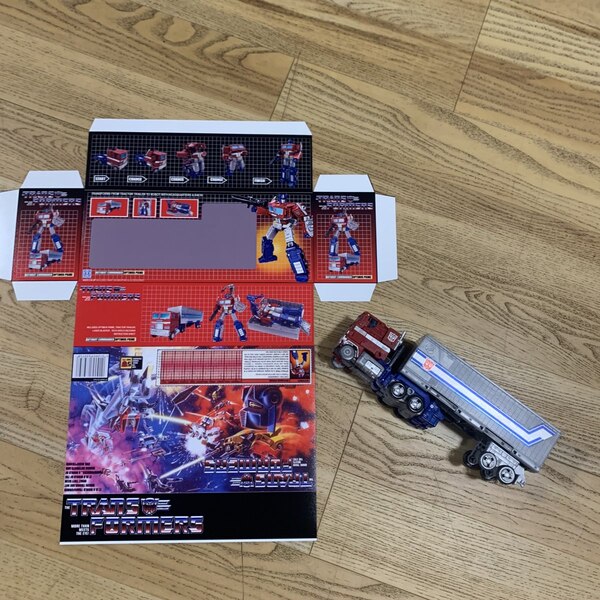 WFC Earthrise Optimus Prime Retro Edition  Larkins Lair Customization Workshop  (8 of 9)